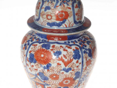 Imari vase and cover, late 19th Century, 29.5cm.