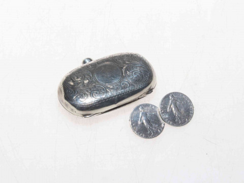 Silver sovereign case and double coin brooch.