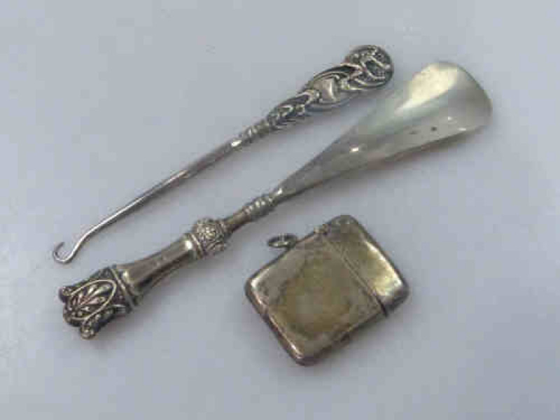 Silver Vesta and Silver Handled Shoe Horn and Button Hook (3)