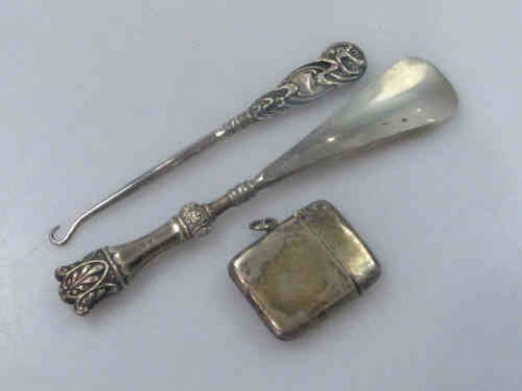 Silver Vesta and Silver Handled Shoe Horn and Button Hook (3)