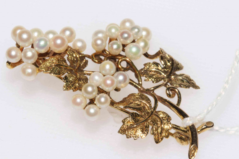9 carat gold and seed pearl grape vine brooch, boxed.