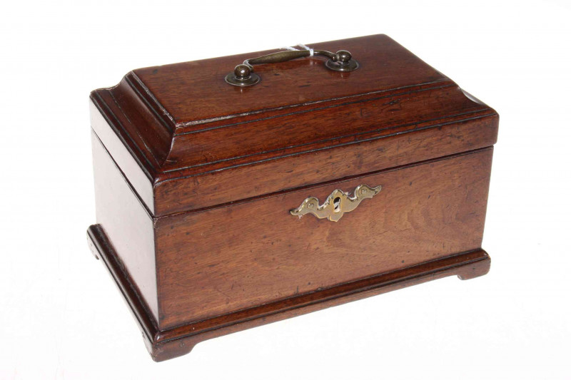 18th Century mahogany Chippendale style tea caddy, 23cm.