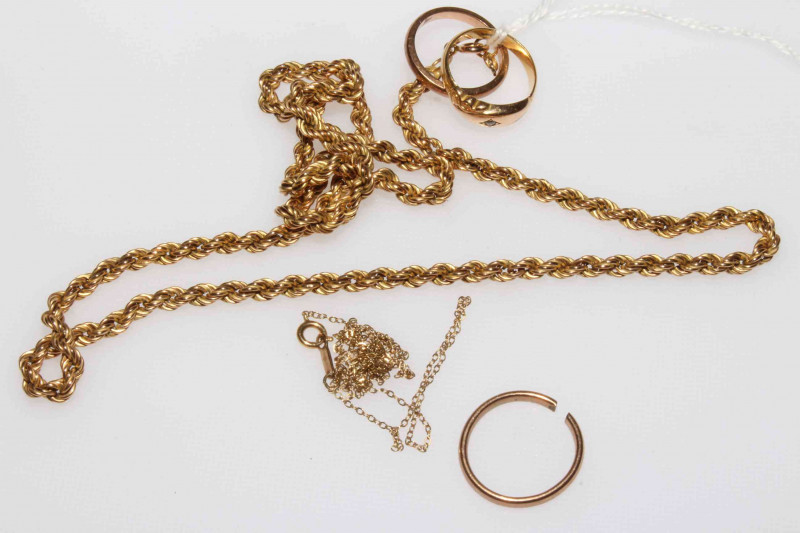 18 carat gold ring, 9 carat gold rope twist necklace, two 9 carat gold rings and chain (5).