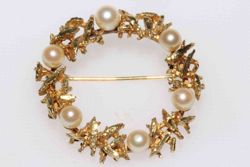 14ct gold pearl set circular brooch
