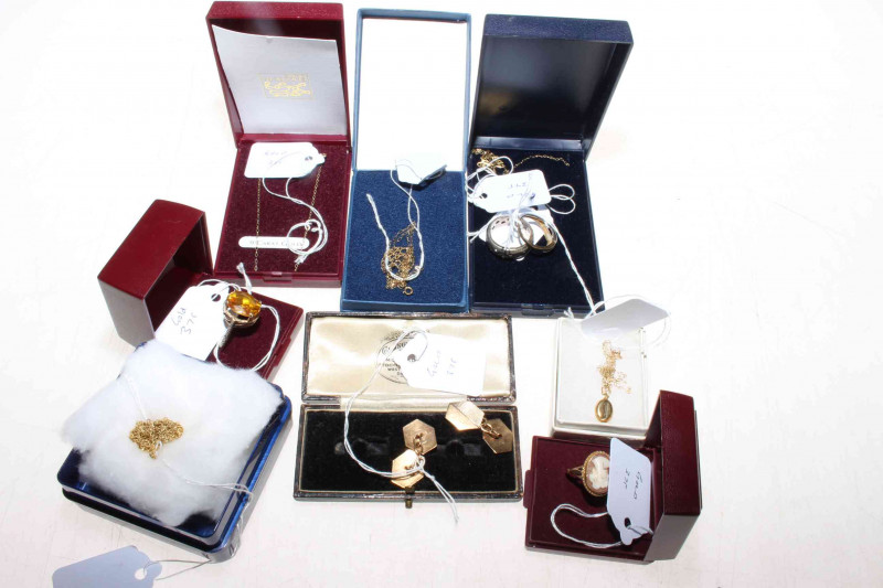 Collection of 9ct gold jewellery including chains, rings and cufflinks, together with a jewellery box