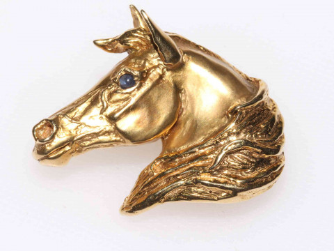 9ct gold horses head brooch, modelled in motion with mane blowing in wind...