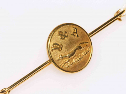 9ct gold bar brooch mounted with disc with running fox, marked verso E...