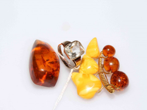 Ring and two amber brooches (3)
