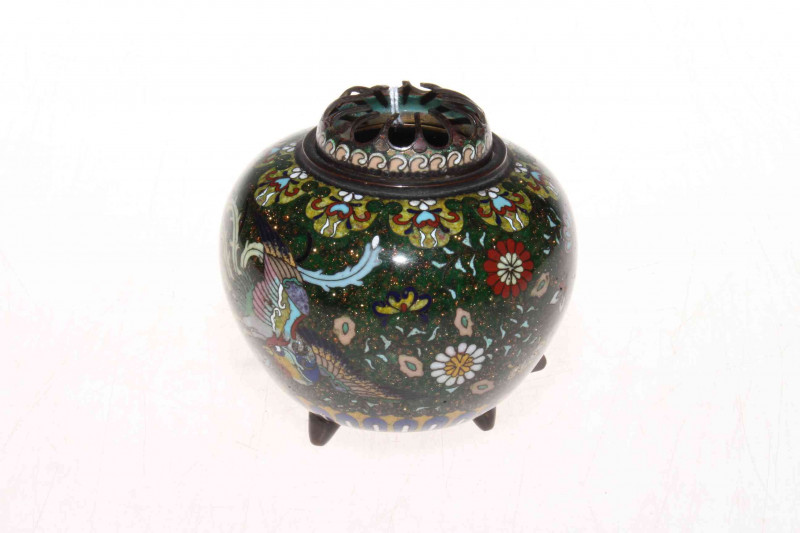 Japanese cloisonne koro and cover with sparkly decoration, 9cm