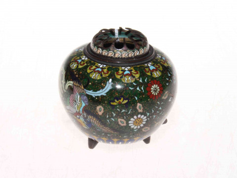 Japanese cloisonne koro and cover with sparkly decoration, 9cm