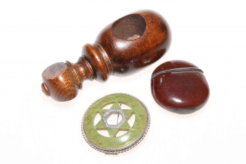 Nut vesta case, treen nut cracker and hardstone brooch (3)