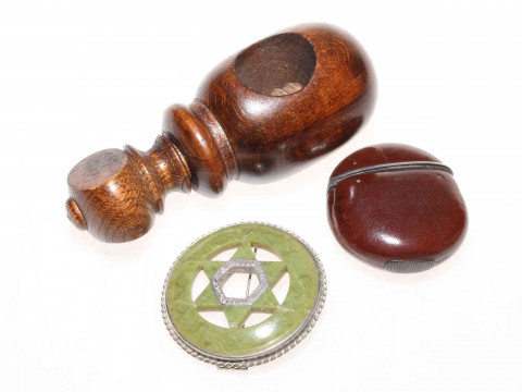 Nut vesta case, treen nut cracker and hardstone brooch (3)