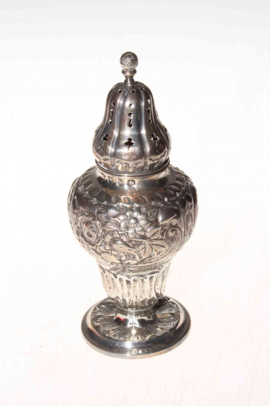 Victorian embossed silver caster, Birmingham 1886, 16.5cm, 4.5oz