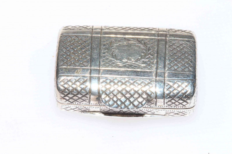 George III silver vinaigrette, London 1781 of valise shape with bright cup and engraved decoration, 3cm