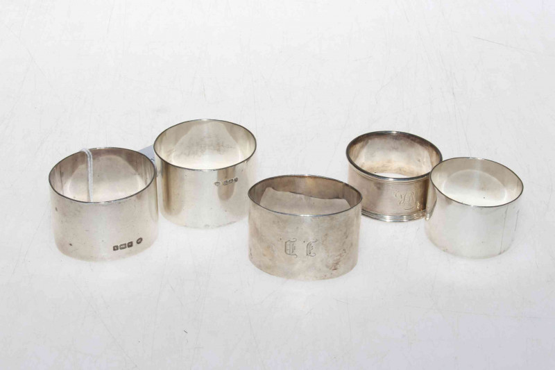 Pair plain silver napkin rings, Sheffield 1917 and a further three silver napkin rings (5)