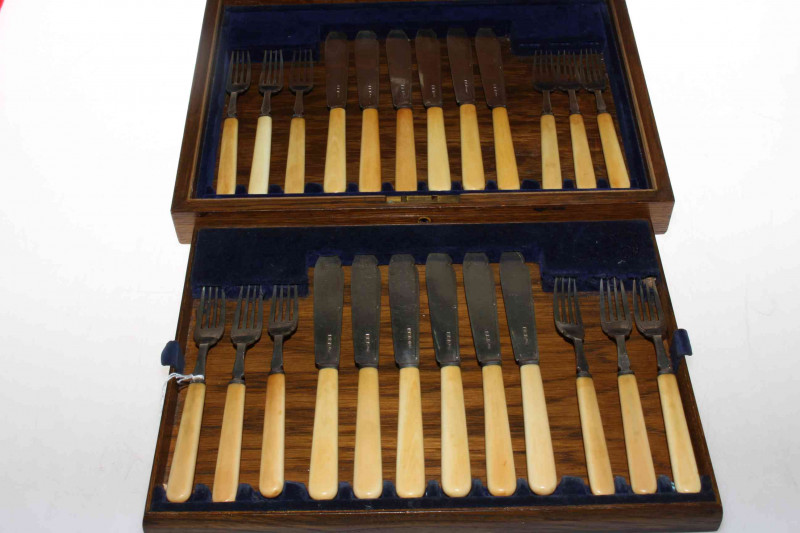 Canteen of silver bladed fish knives and forks, Sheffield 1919