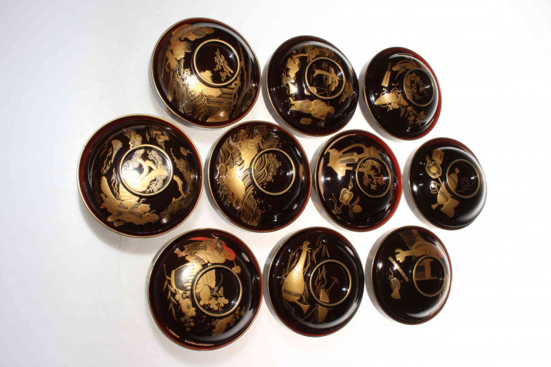 Oriental black lacquer bowls and covers in wooden box 